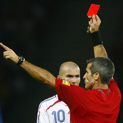 c'est  un  arbitre  ki  est  jaloux